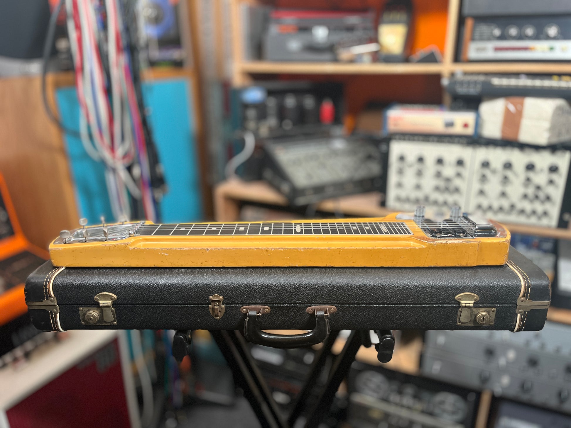 Fender_Deluxe_ Stringmaster_6_String Lap steel guitar