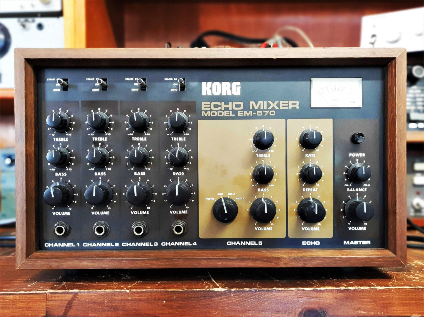 Korg EM-570 - MN3005 Echo Mixer