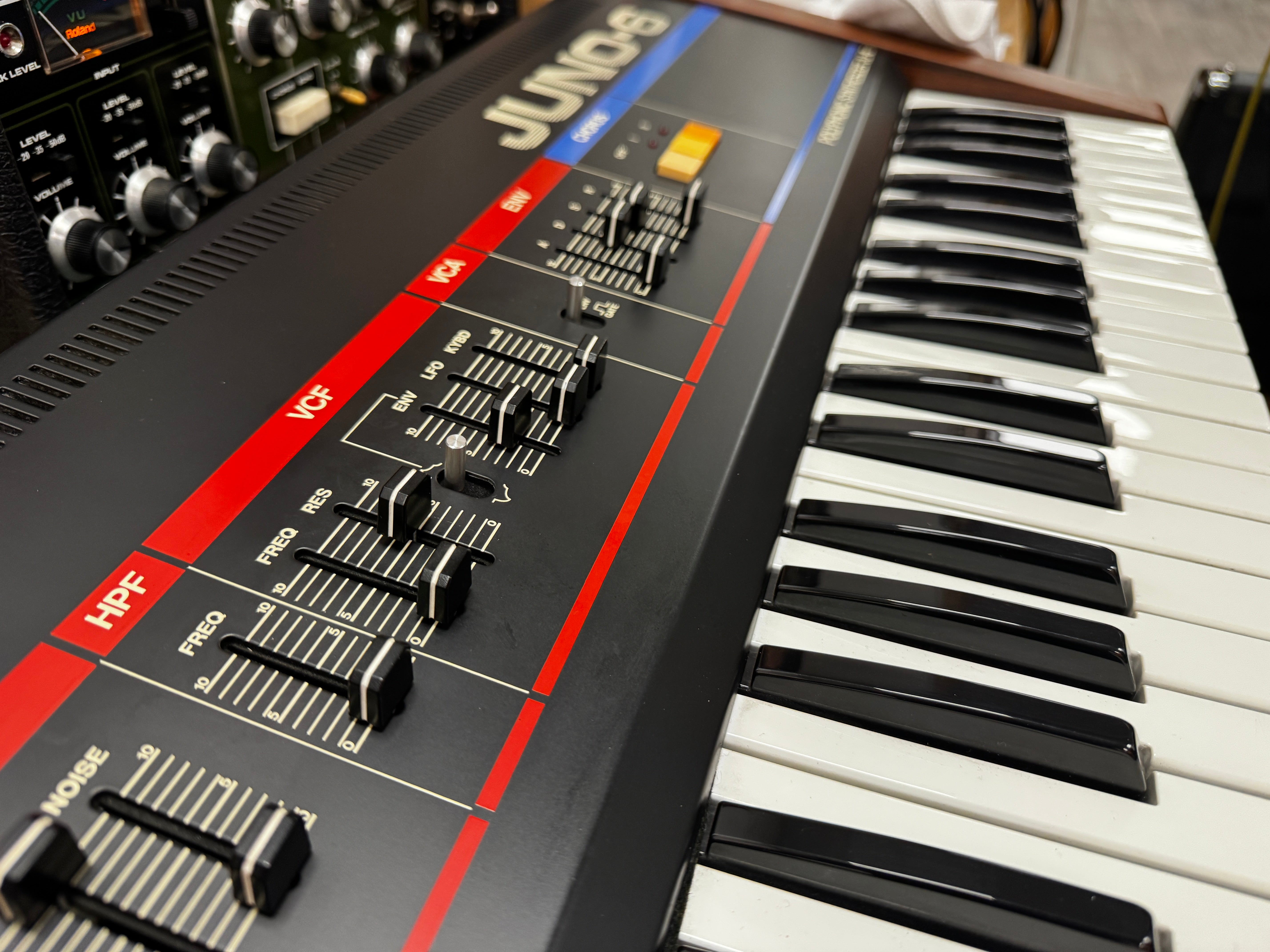 Roland Juno-6 near mint - SN 140191