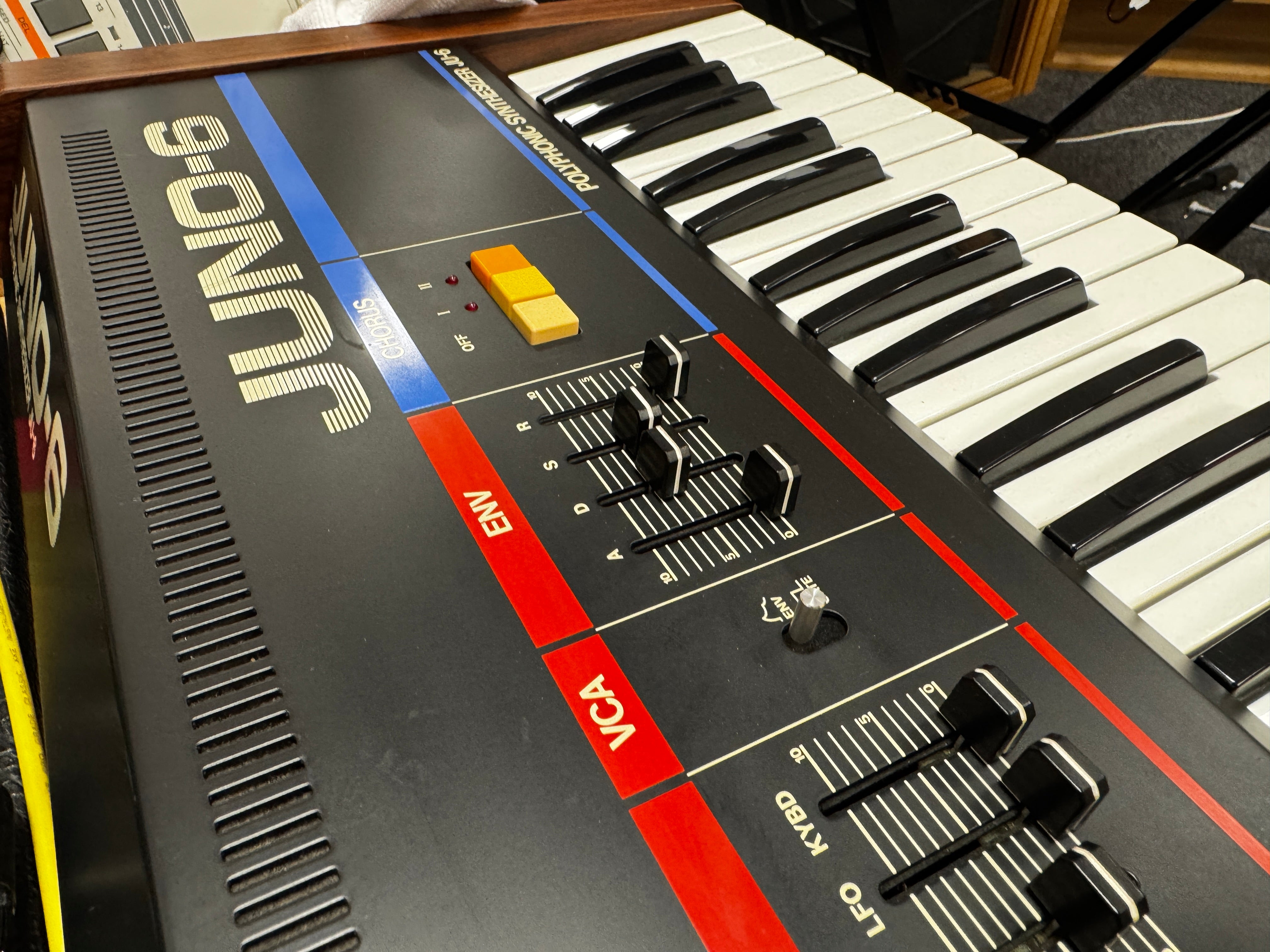 Roland Juno-6 near mint - SN 140191