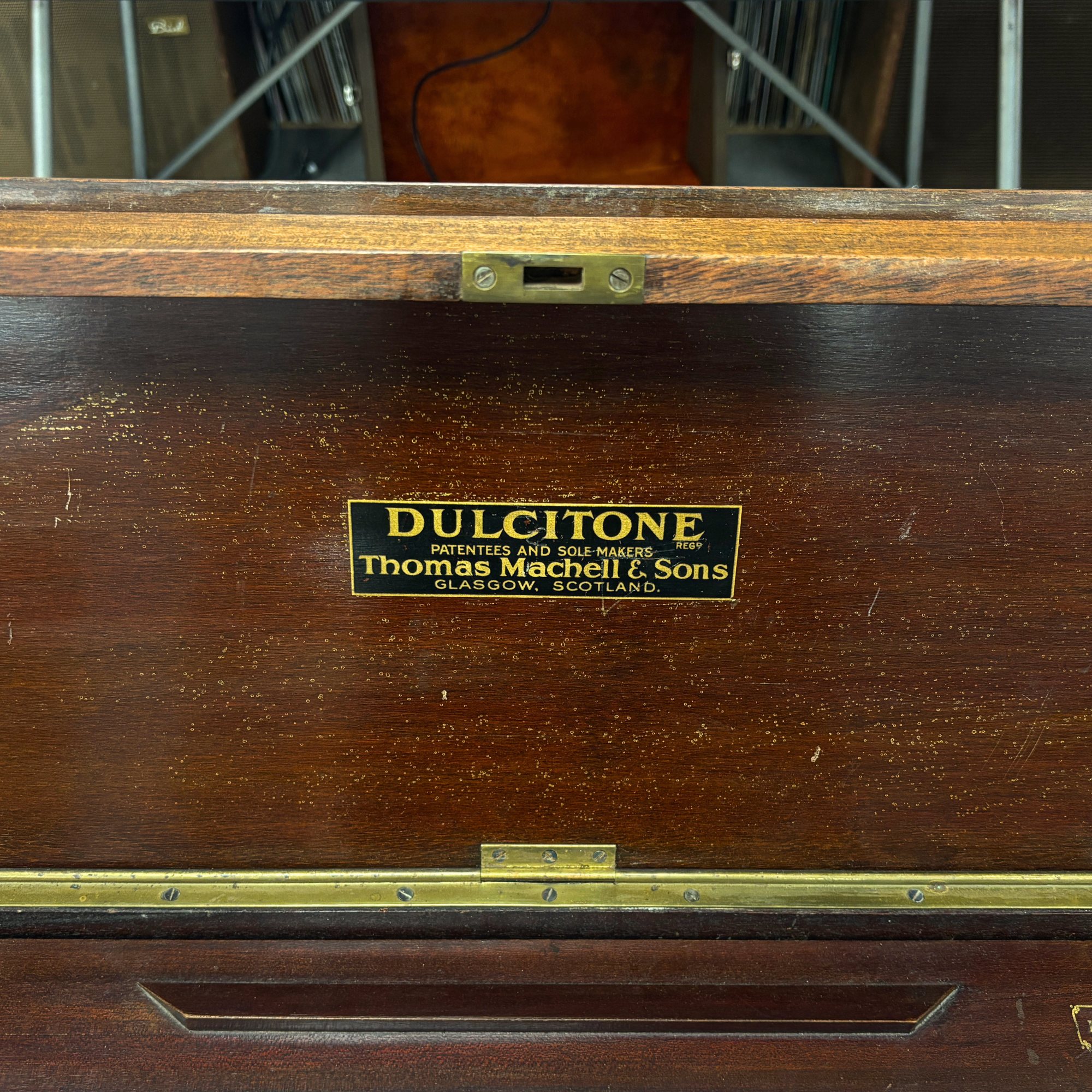 Thomas Machell Dulcitone close up