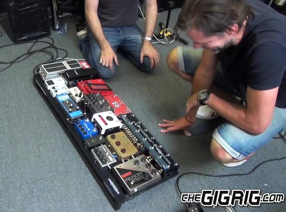 Radiohead's Ed O'Brien's pedalboard build TheGigRig